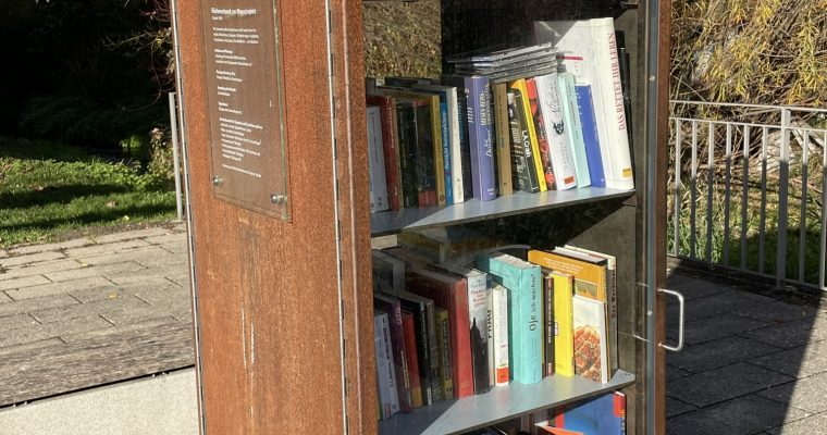 Bücherschrank auf dem Magazinplatz