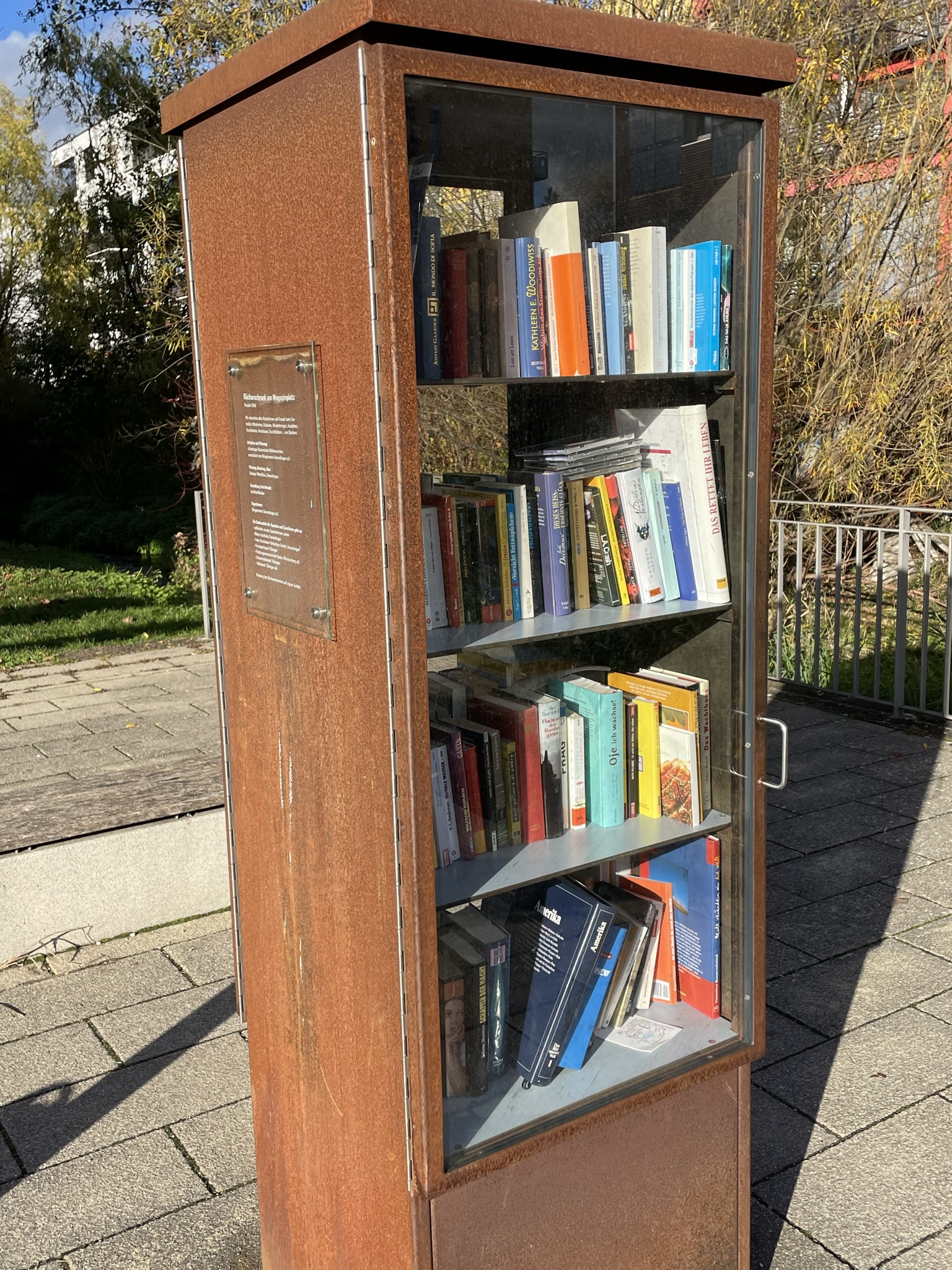 Bücherschrank auf dem Magazinplatz